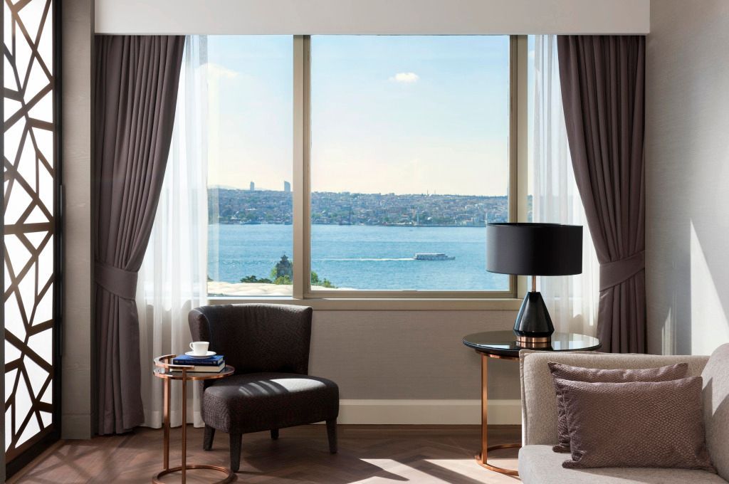 Eleganter Sitzbereich in einer Suite mit Blick auf den Bosporus