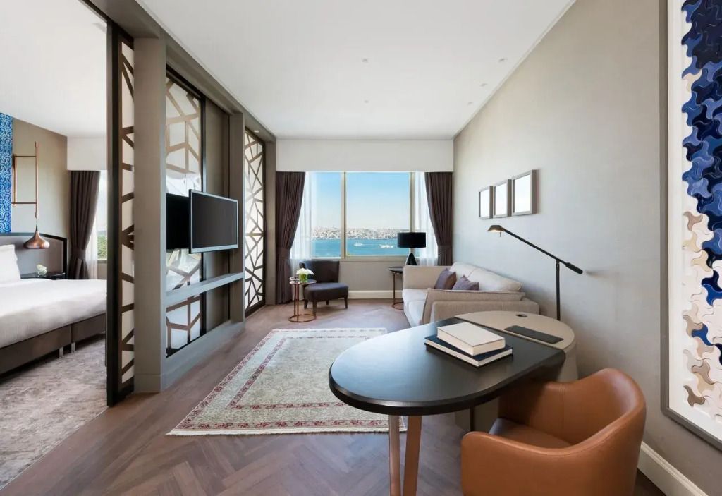 Wohnbereich einer luxuriösen Suite mit Blick auf den Bosporus
