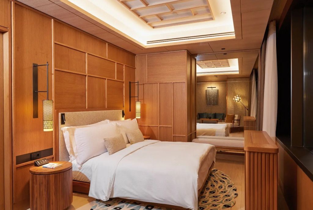 Elegantes Schlafzimmer in der Nobu Suite im The Ritz-Carlton Istanbul mit warmem Holzdekor