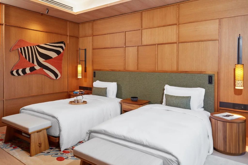 Zweibettzimmer in der Nobu Suite im The Ritz-Carlton Istanbul mit modernem Stil und Kunstwerk