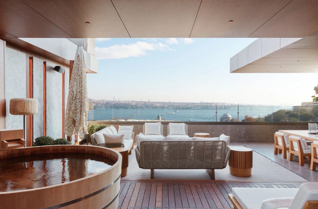Terrasse der Nobu Suite im The Ritz-Carlton Istanbul mit Blick auf den Bosporus und stilvollen Möbeln