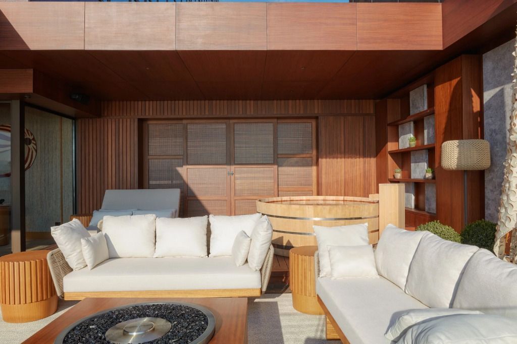 Gemütliche Outdoor-Sitzgelegenheit in der Nobu Suite im The Ritz-Carlton Istanbul mit Holzelementen