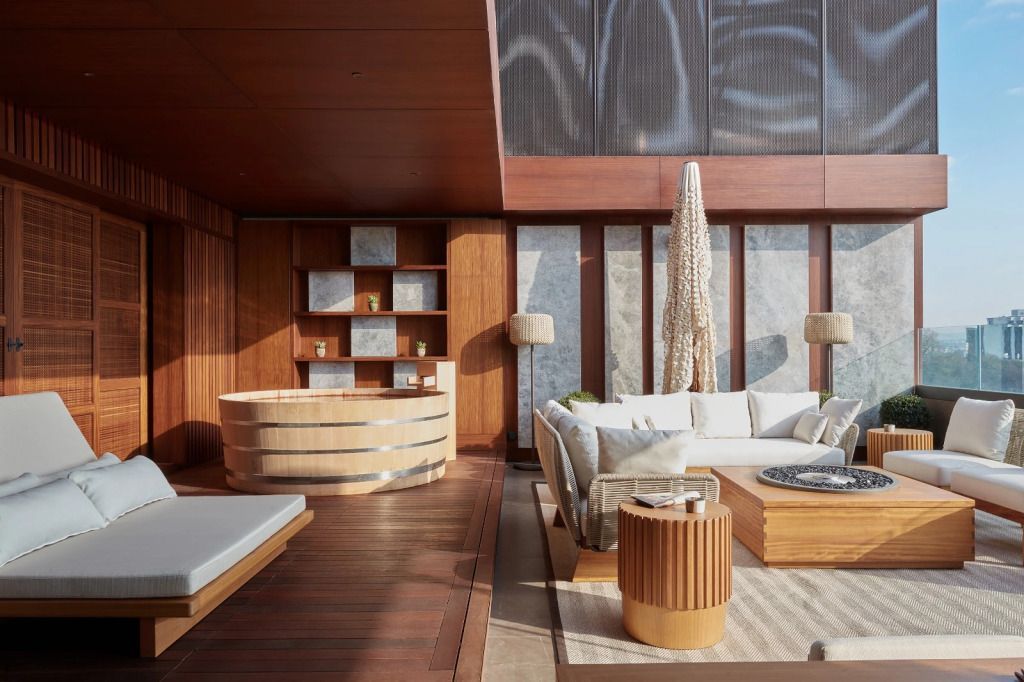 Lounge-Bereich der Nobu Suite im The Ritz-Carlton Istanbul mit modernem Design und eleganten Möbeln