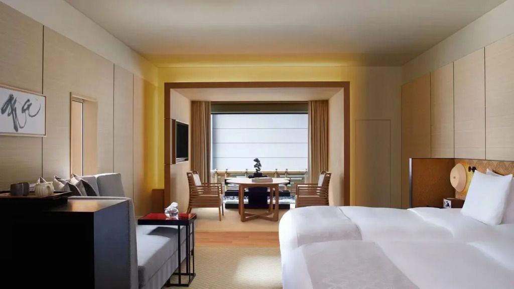 Zimmer mit traditionellem japanischen Akzent und Blick auf den Innenhof.