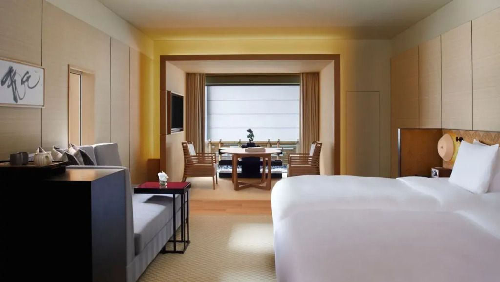 Helles Deluxe Zimmer mit traditionellem Ambiente und Essbereich.