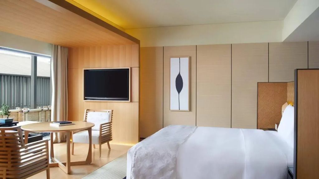 Modernes Zimmerdesign mit Flachbildfernseher und Kunstwerk an der Wand.
