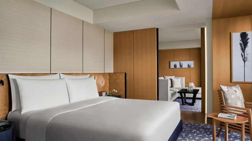 Modern eingerichtetes Schlafzimmer mit großem Bett und Sofa