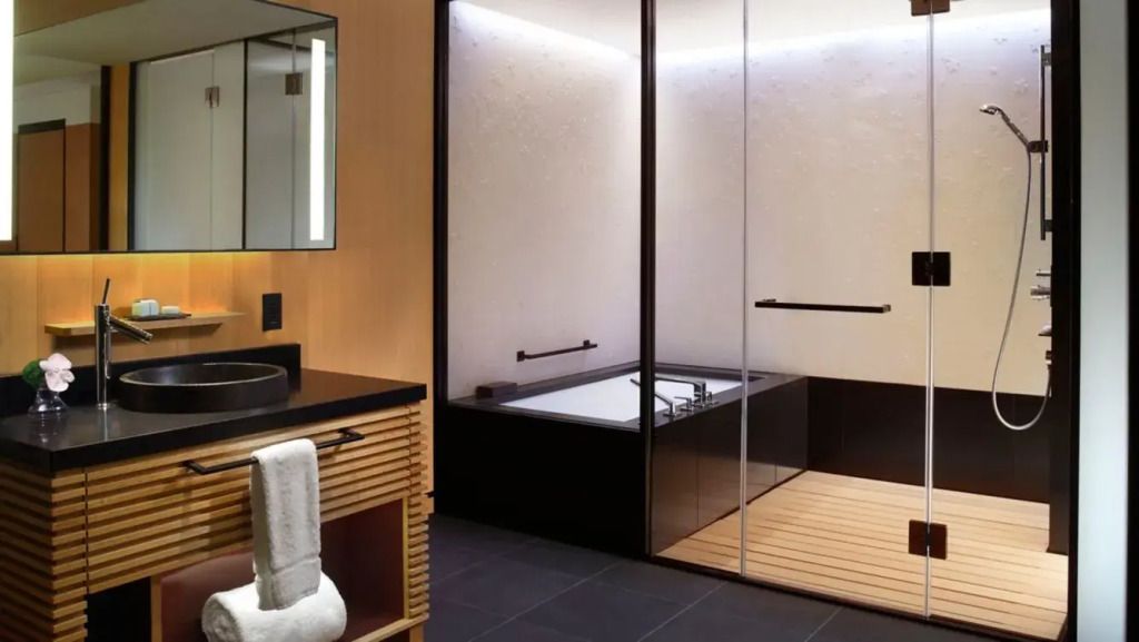 Modernes Badezimmer mit Wanne und Glaswand