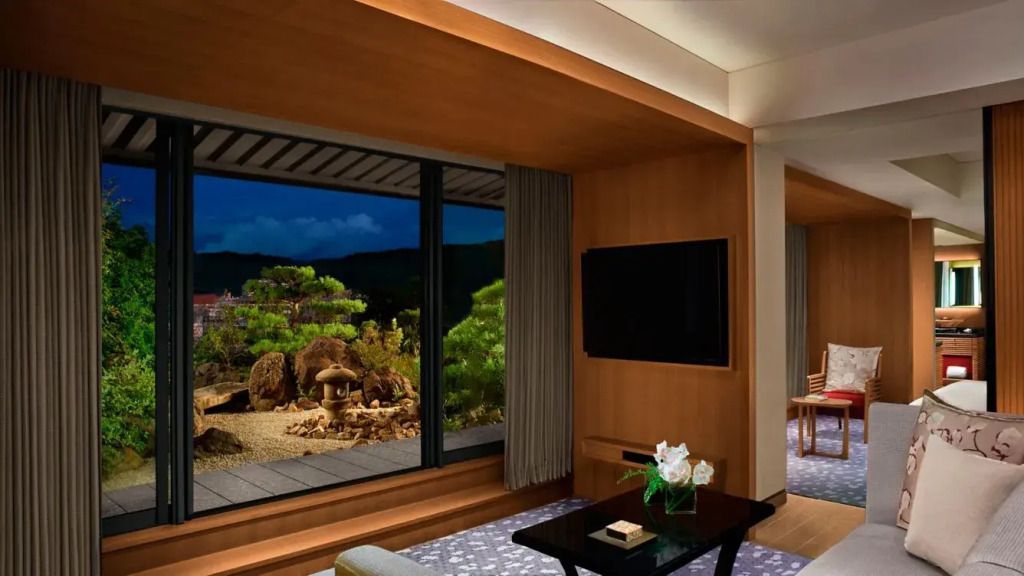 Gemütlicher Wohnbereich mit Fensterblick auf japanischen Garten