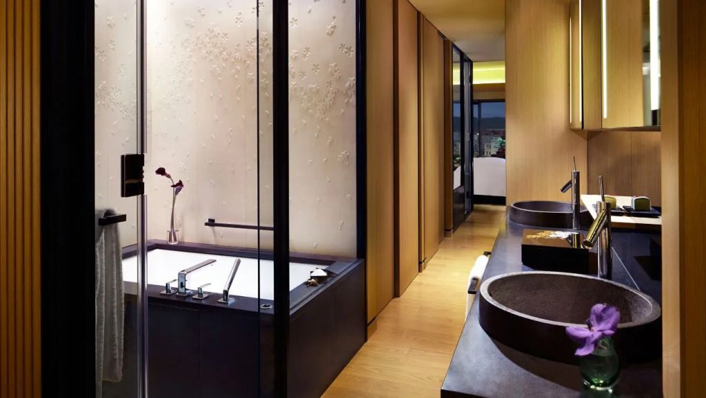 Modernes Badezimmer mit Badewanne und stilvollem Dekor.