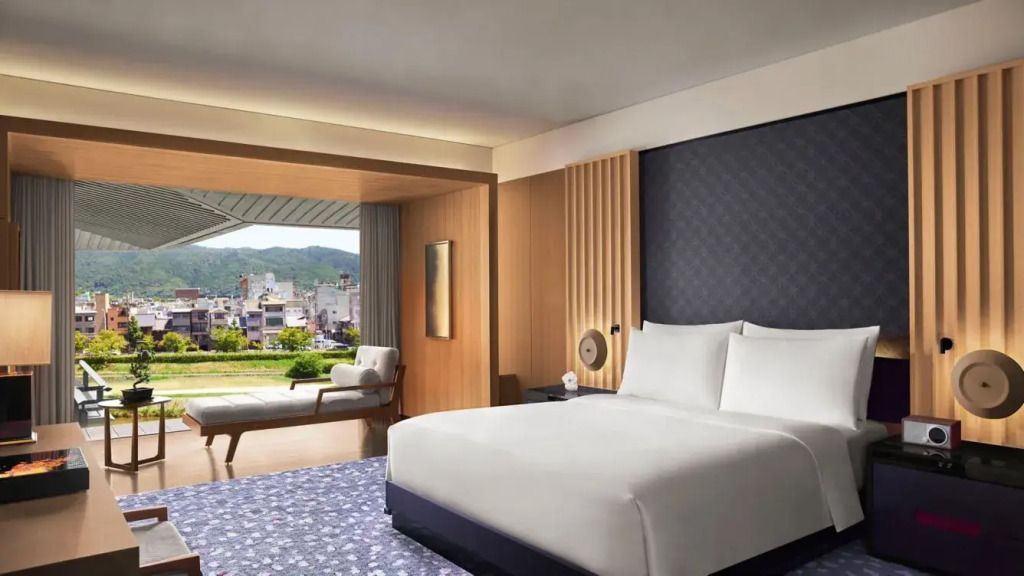 Luxuriöses Schlafzimmer mit Doppelbett und Panoramablick auf die Stadt