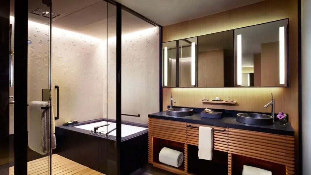 Hochwertiges Badezimmer mit großer Dusche und eleganter Holzverkleidung