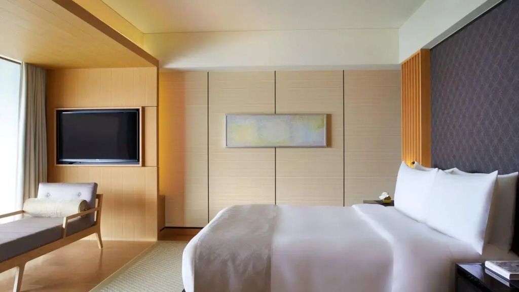 Elegantes Hotelzimmer mit Doppelbett und moderner Wandkunst