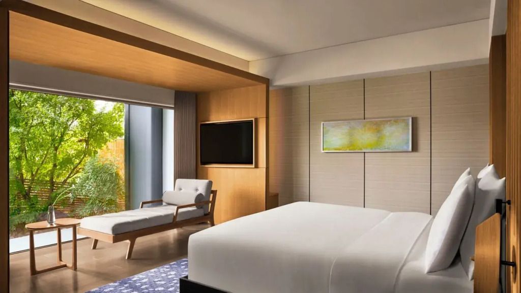 Geräumiges Zimmer mit Bett und Fernseher im modernen Design