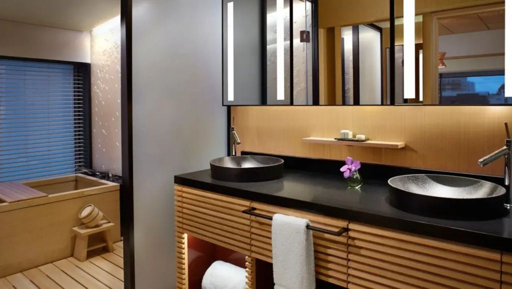 Modernes Badezimmer mit Waschbecken und eleganten Holzdetails.