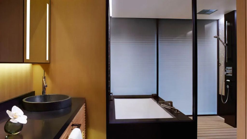 Moderner Badewannenbereich mit minimalistischen Designelementen.