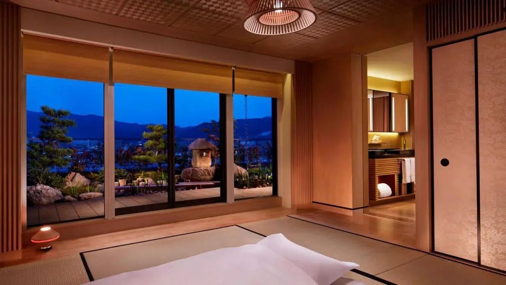 Tatami-Matten-Zimmer mit Blick auf den Garten bei Dämmerung