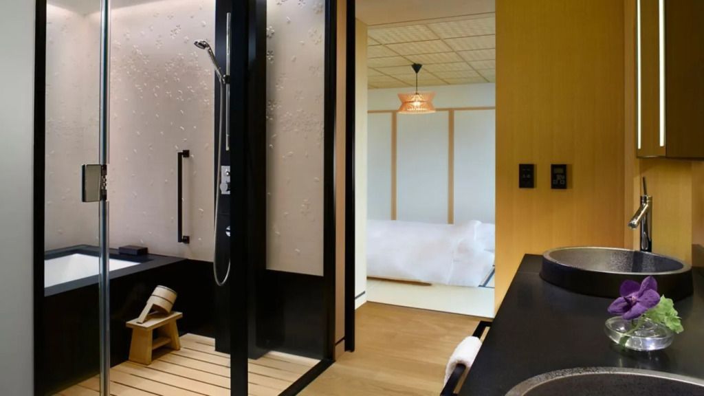 Moderne Dusche und Blick ins traditionelle Zimmer