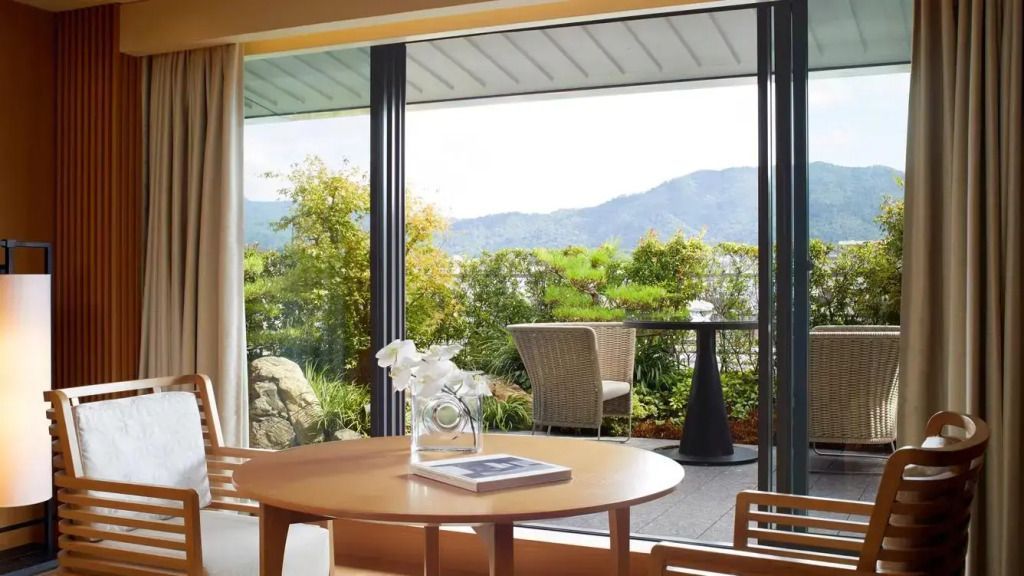 Terrassenausblick vom Zimmer mit Garten und Bergen