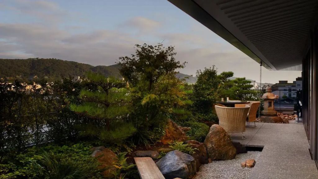 Gartenterrasse mit Sitzbereich und Blick auf die umliegende Landschaft