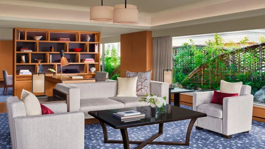 Helles Wohnzimmer mit modernen Möbeln und Gartenblick