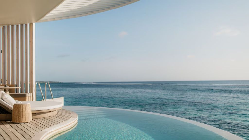 Infinity-Pool mit Blick auf das weite blaue Meer und den Himmel