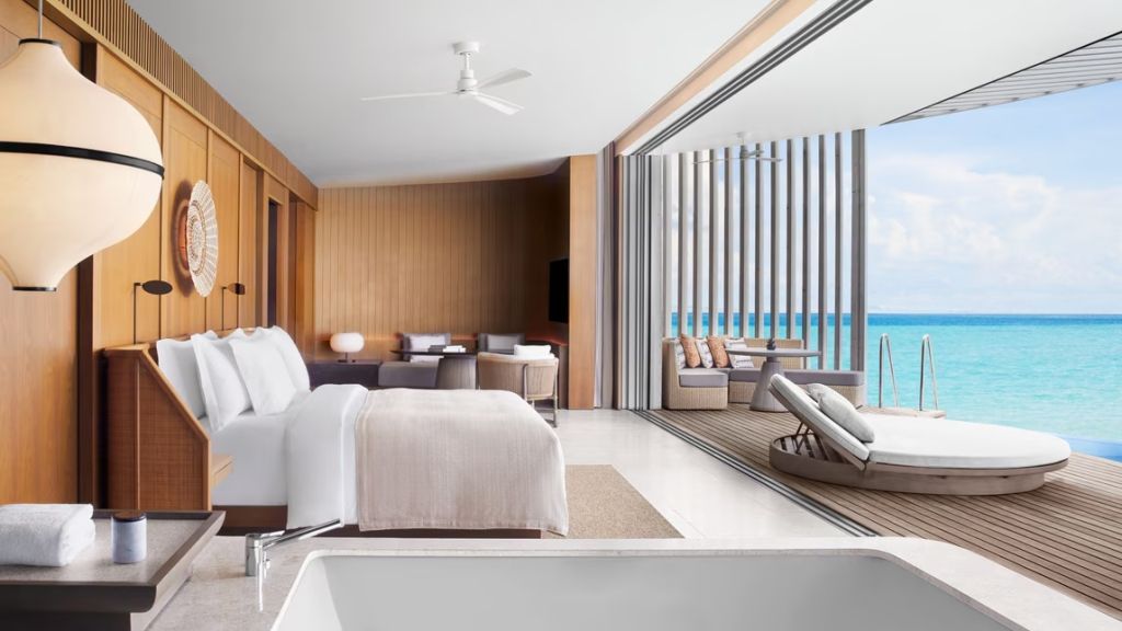 Luxus-Schlafzimmer mit Meerblick und moderner Einrichtung in einer Villa auf den Malediven