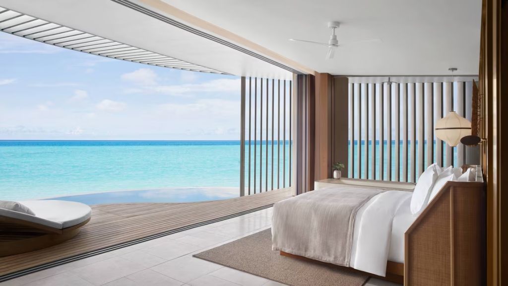 Minimalistisches Schlafzimmer mit direktem Zugang zum Meer und Panoramafenstern