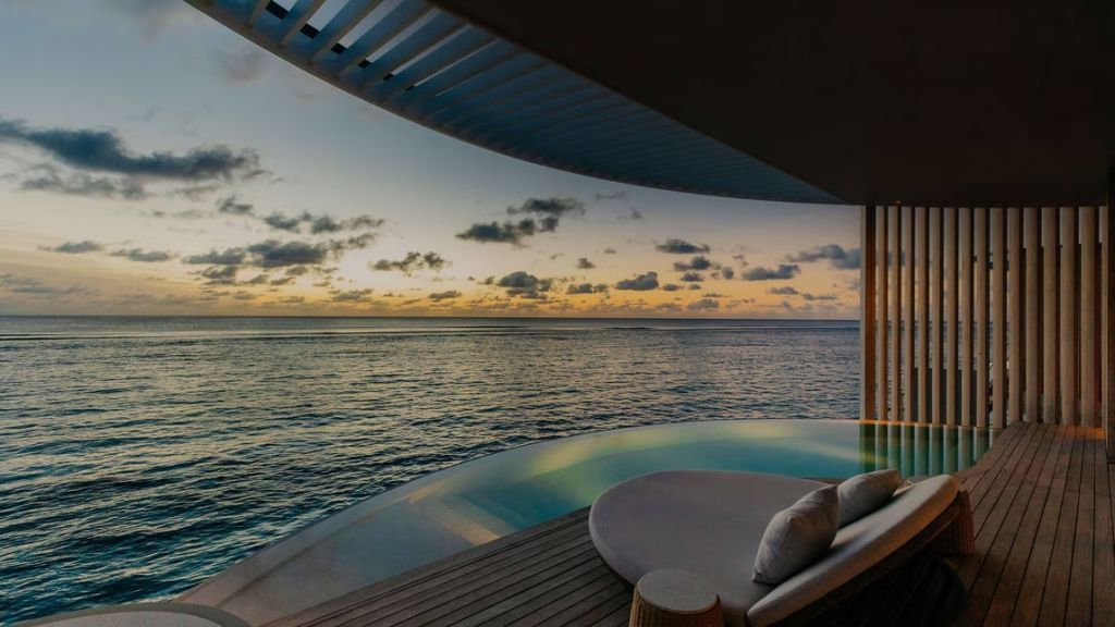 Infinity-Pool mit Blick auf einen malerischen Sonnenuntergang über dem Ozean