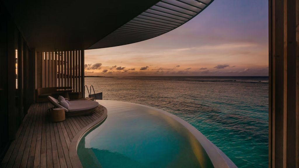 Privater Infinity-Pool vor einer Villa mit schönem Meerblick bei Sonnenuntergang