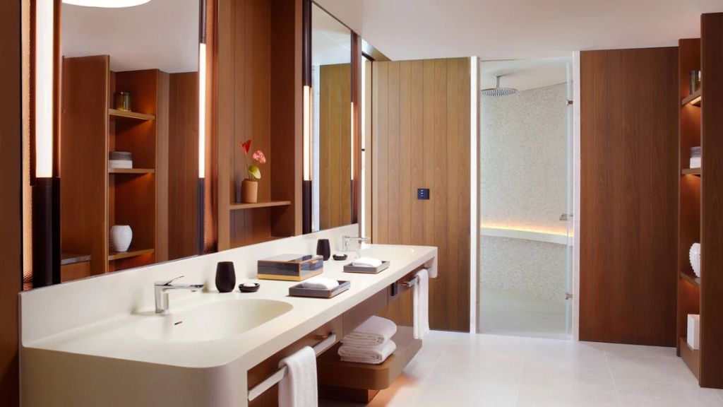 Modernes Badezimmer mit Doppelwaschbecken und luxuriösem Duschbereich