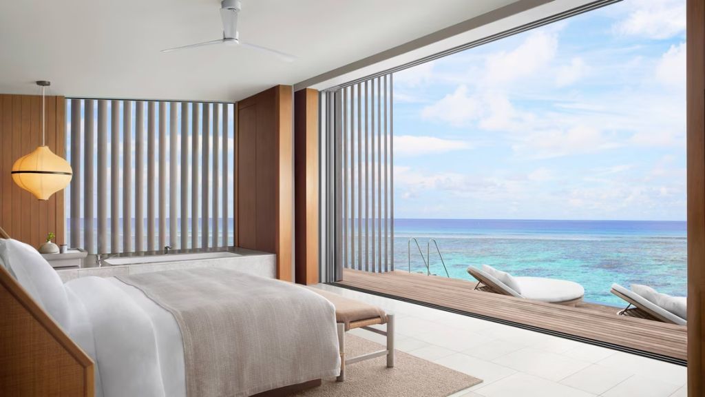 Luxuriöses Schlafzimmer mit Blick auf das türkisfarbene Meer