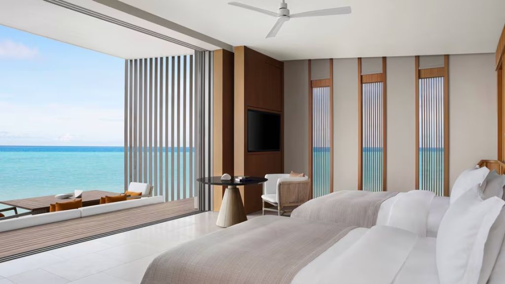 Elegantes Schlafzimmer mit Meerblick und moderner Einrichtung