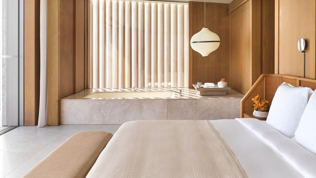 Detailansicht des stilvollen Schlafzimmerdesigns mit weichen Betttextilien