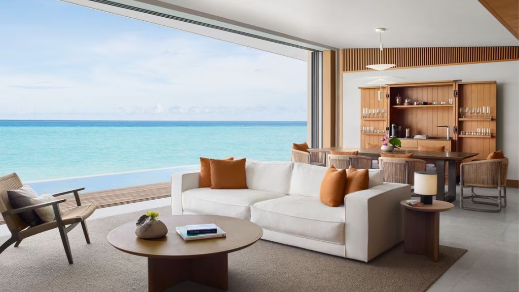 Helles Wohnzimmer mit Panoramablick auf den Ozean und stilvollen Möbeln