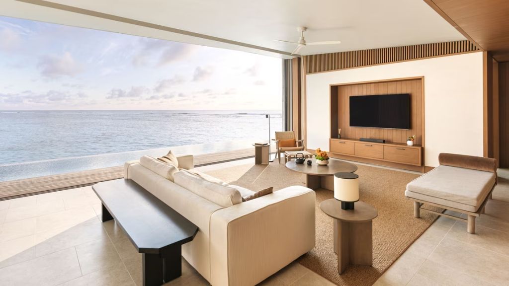 Geräumiges Wohnzimmer mit Blick auf das weite Meer und modernen Annehmlichkeiten