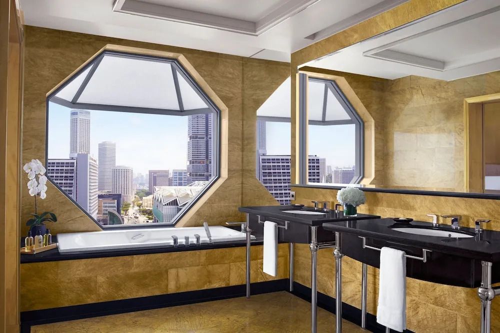 Luxuriöses Badezimmer mit Badewanne und Panoramablick auf die Skyline.