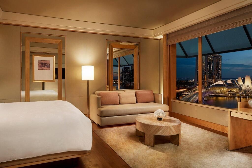 Luxuriöses Hotelzimmer mit Doppelbett und Blick auf Marina Bay.