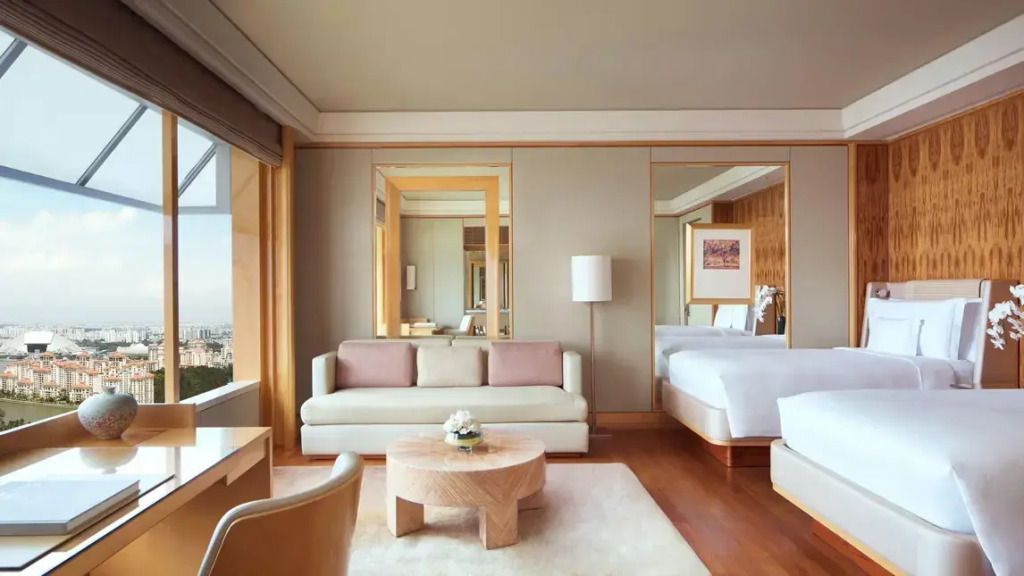 Modern eingerichtetes Doppelzimmer mit zwei Einzelbetten und eleganter Holzverkleidung.