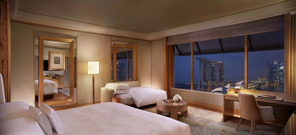 Luxuriöses Grand Doppelzimmer mit Blick auf Marina Bay bei Nacht