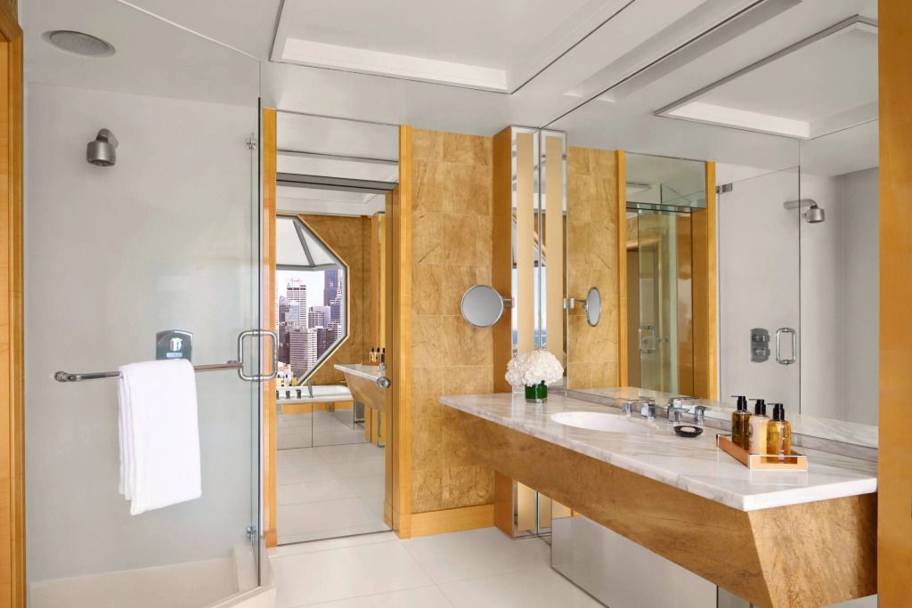 Modernes Badezimmer mit Spiegeln und Marmoroberflächen