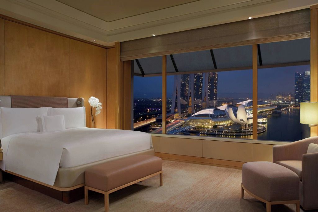 Luxuriöses Schlafzimmer mit Blick auf die Skyline von Marina Bay bei Nacht