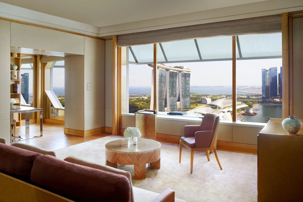 Helles Wohnzimmer mit Panoramafenster und Blick auf Marina Bay