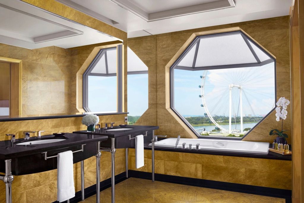 Elegantes Badezimmer mit Panoramafenster und Blick auf das Riesenrad bei Tag