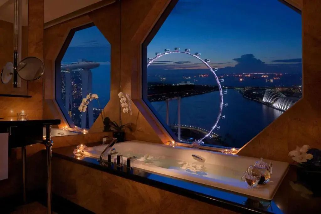 Luxuriöses Badezimmer bei Nacht mit entspannter Beleuchtung und Skyline-Blick