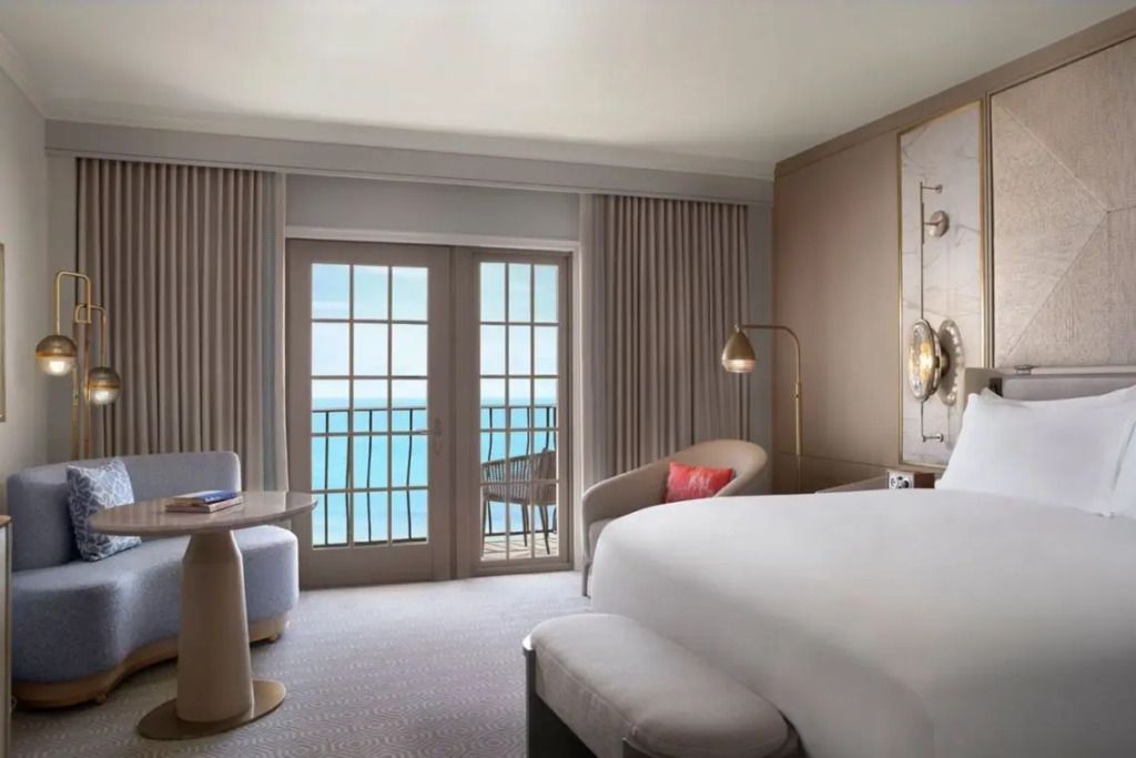 Deluxe Suite mit Doppelbett, Meeresblick, eleganter Einrichtung und sanften Farben