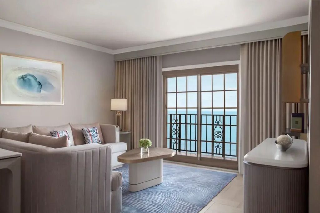 Sitzecke in der Deluxe Suite mit Meerblick und hochwertigem Mobiliar