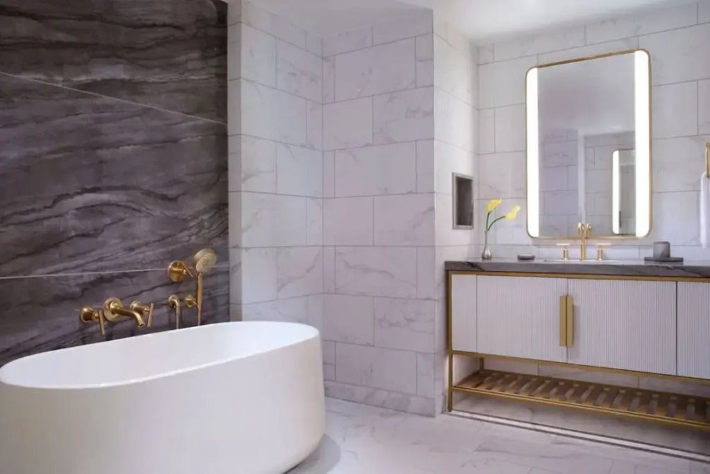 Modernes Badezimmer mit freistehender Badewanne und Marmorverkleidung