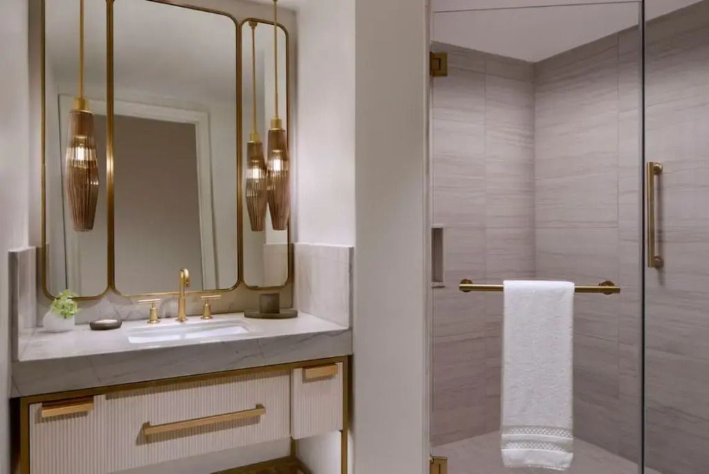 Elegantes Badezimmer mit großem Spiegel und moderner Dusche
