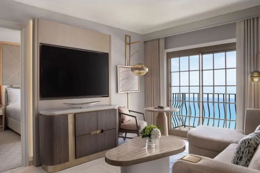 Luxuriöses Wohnzimmer mit großen Fenstern und Meerblick, moderne Möbel